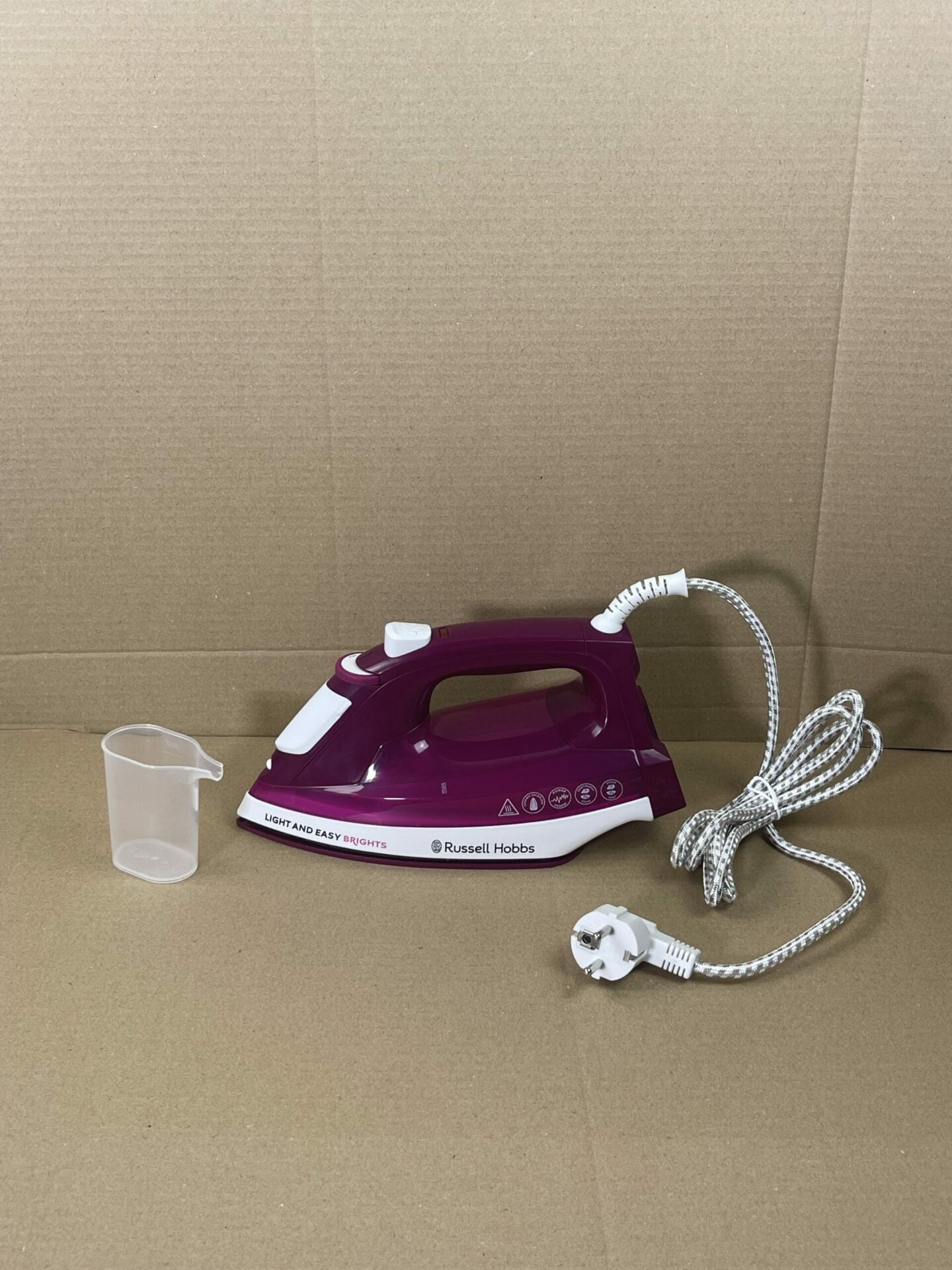 100010 Russel Hobbs strijkijzer rood voorkant zonder doos