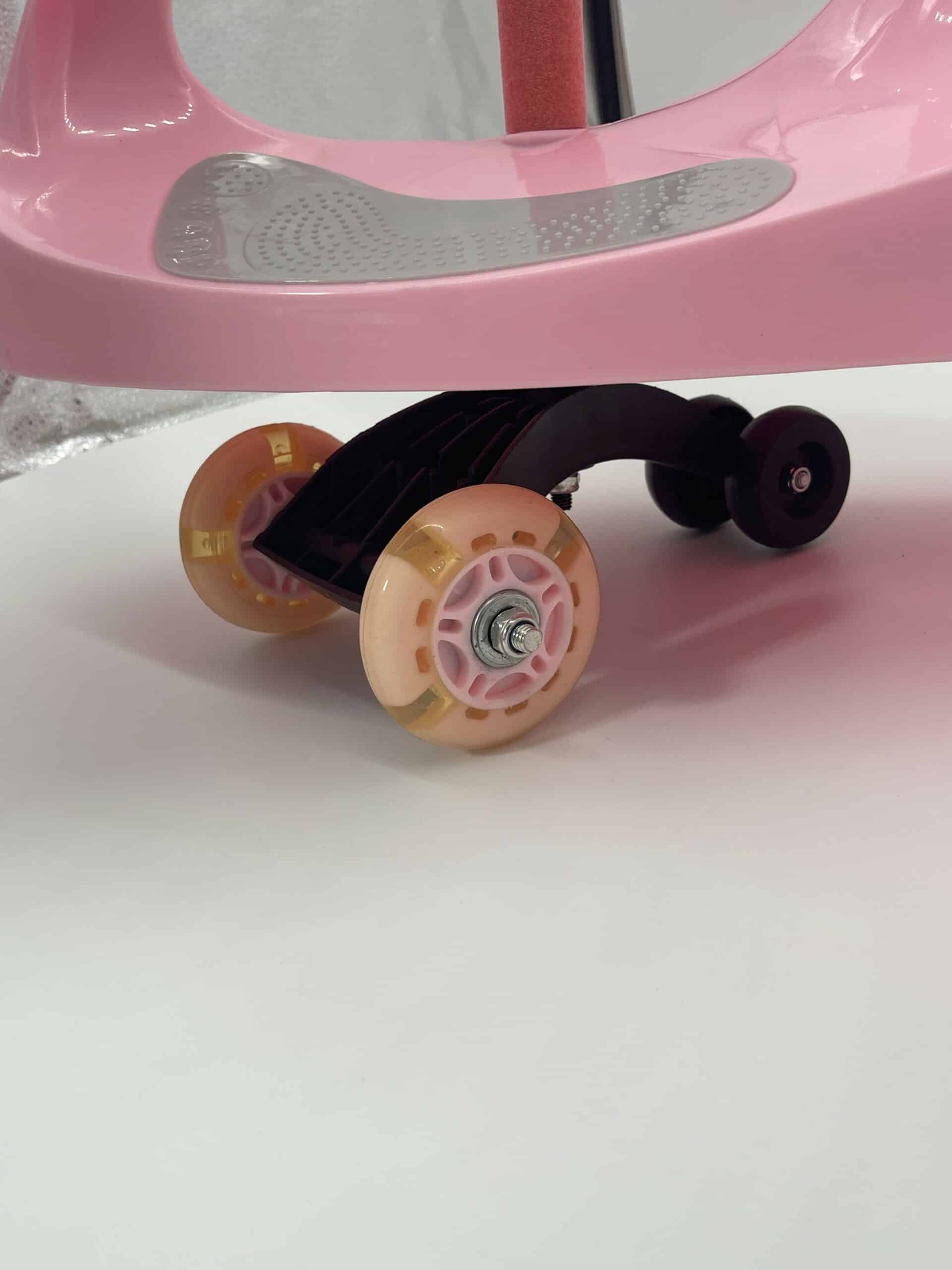 100028 Roze Loopwagen close up wiel