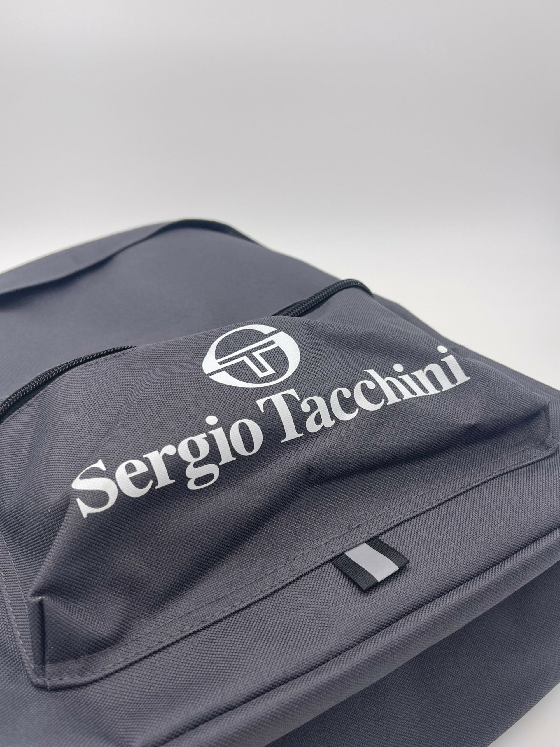 100106 Sergio Tacchini rugzak grijs close up