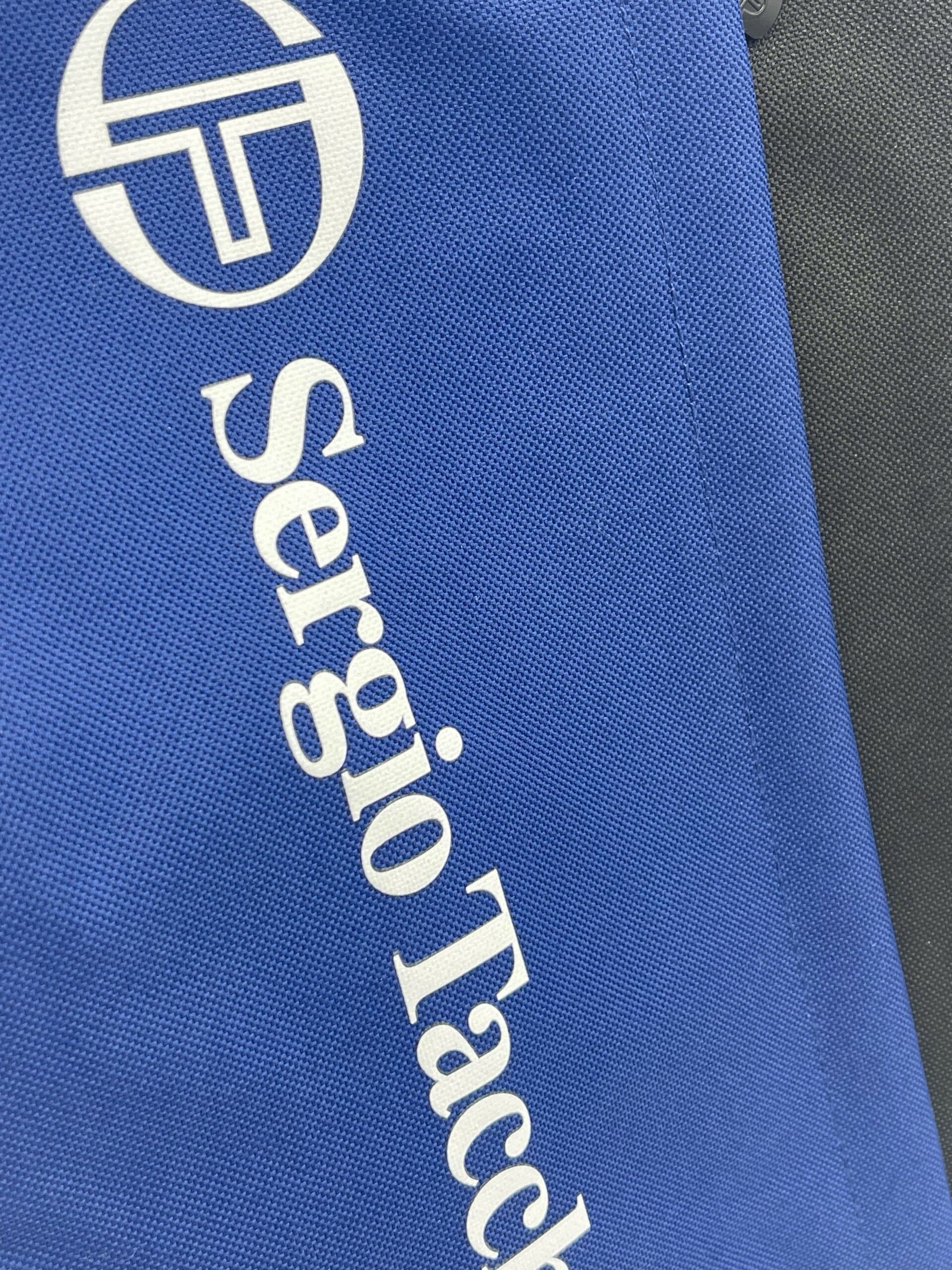 100108 Sergio Tacchini rugzak blauw verticaal close up logo